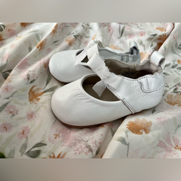 Robeez White Leather Baby Shoes - Picture 8 of 9